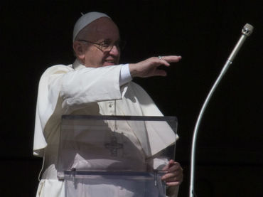 El Papa bautiza a 26 bebés e insta a madres a amamantar