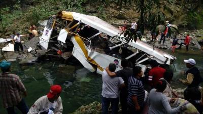 Al menos 18 muertos al caer por barranco autobús en Veracruz, México