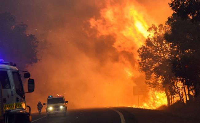 Enormes incendios forestales en Australia; dos muertos y miles de evacuados