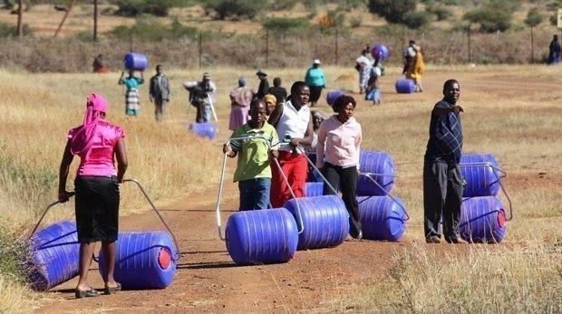 El invento que permite transportar grandes cantidades de agua potable en África