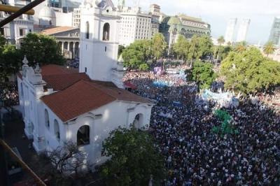 Multitud marchó a Plaza de Mayo en apoyo a Víctor Hugo Morales