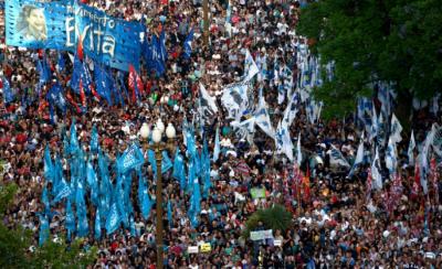 Miles de personas se movilizaron en Argentina contra gobierno de Macri