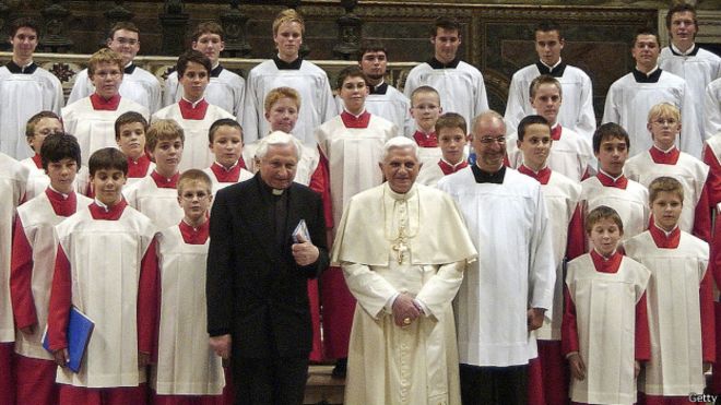 Los horrores del coro de niños alemán que condujo el hermano de Benedicto XVI