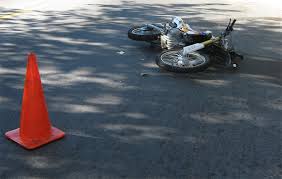 Muere policía al chocar su moto contra auto en barrio Atahualpa