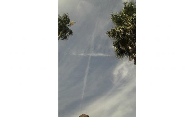 Causa asombro aparición de cruz de nubes sobre la tumba de "Niña Milagrosa" en Melo
