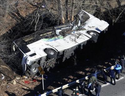 Al menos 14 muertos y 27 heridos en un accidente de autobús en Japón