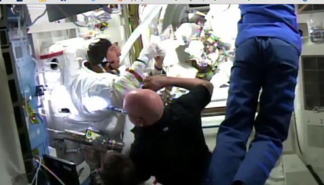 Suspenden una caminata espacial al entrarle agua en el casco a un astronauta