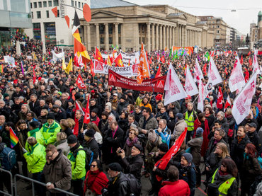 Miles protestan en Alemania por ataques contra refugiados