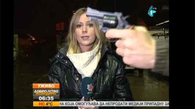 Periodista serbia salía en vivo para TV y un hombre la amenazó con un arma de fuego