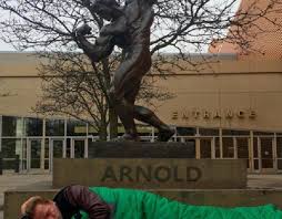Arnold Schwarzenegger se hace pasar por mendigo y duerme bajo su propio monumento