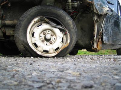 Trágico accidente en La Blanqueada al chocar ómnibus y auto: una mujer murió y una joven está grave