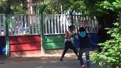 Cribado a puñaladas en riña callejera en Colón