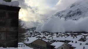 Espectacular avalancha sepulta pueblo en Los Alpes franceses