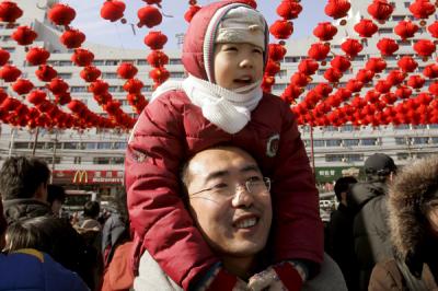 Familias chinas aplazan nacimientos con tal que niños lleguen este año del mono