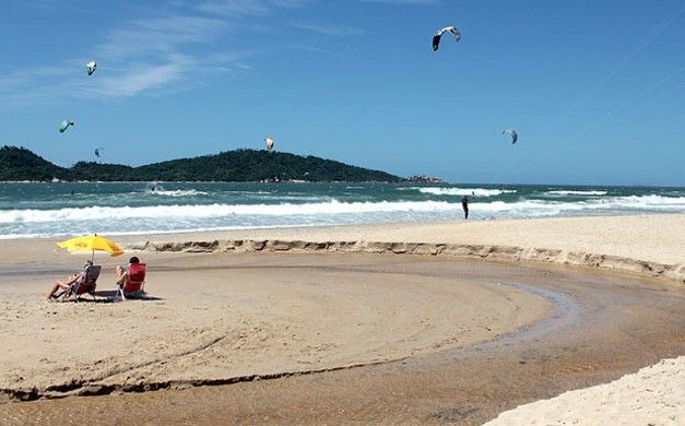 Turistas en riesgo de contraer enfermedades en playas contaminadas de Florianópolis