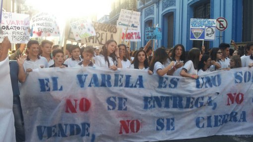 Papás acreedores sacaron a sus hijos a la calle para tomar el control del colegio José Pedro Varela