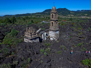 Paricutín, el volcán más joven que sólo le perdonó la vida a una iglesia