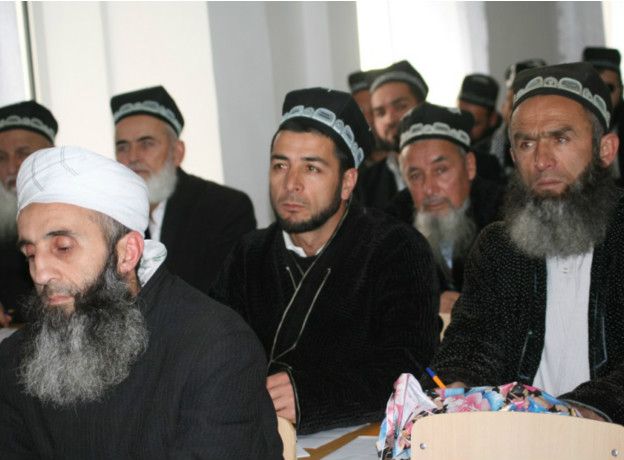 Gobierno de Tayikistán afeita la barba a la fuerza a 13.000 hombres