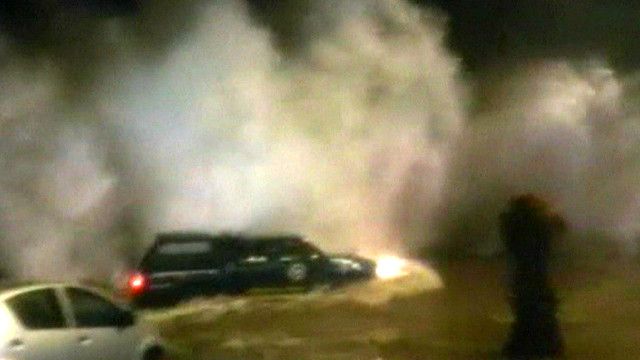 Una enorme ola causada por El Niño engulle un auto en Chile