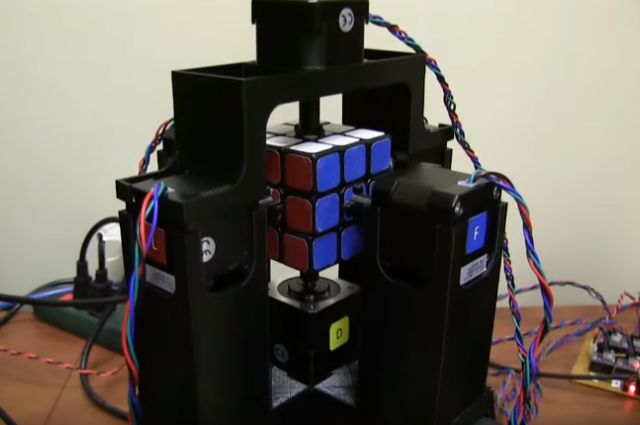 Un robot resuelve cubo de Rubik en 1 segundo