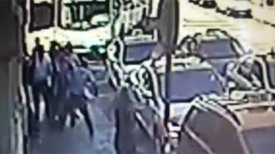 Prueba: UBER difunde video de agresión física de taxista contra su gerente