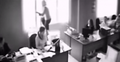 Una trabajadora salta por una ventana despues de ser reprendida por su jefe
