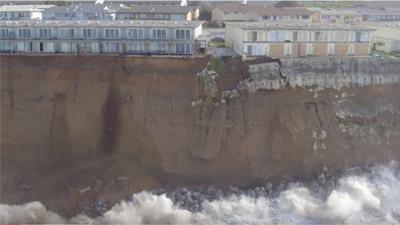 Una ciudad en EEUU cae por un acantilado al océano por culpa de El Niño