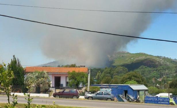 Cadena de incendios en costa uruguaya: Hay evacuados de la cima del Cerro del Toro