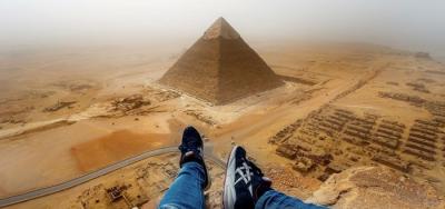 Joven se vuelve famoso por escalar ilegalmente La Gran pirámide de Guiza