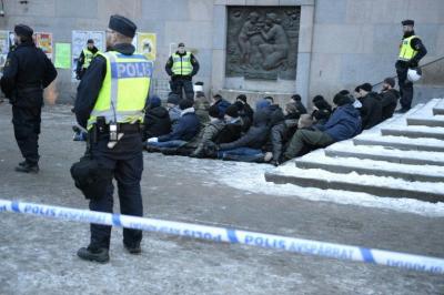 Decenas de enmascarados atacan a migrantes en Suecia
