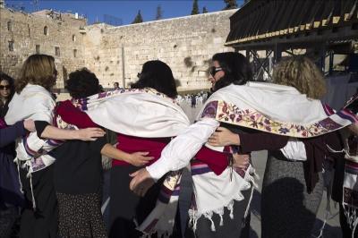 Israel autoriza a hombres y mujeres orar juntos en el Muro de las Lamentaciones