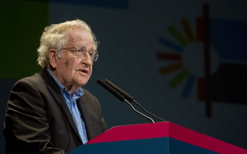 Genial Noam Chomsky explica de qué manera los grupos mediáticos pusieron a Macri como presidente