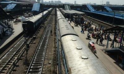 Un tren arrolla y mata a un adolescente que quería hacerse un selfi en India
