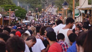 Se destapa de nuevo famoso carnaval de La Pedrera, pero sin alcohol y mucha Policía