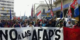 Miles de uruguayos presentan ley de inconstitucionalidad por estafa de la ley de las AFAP