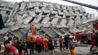 Buscan sobrevivientes tras potente terremoto en Taiwán que dejó 14 muertos y 300 heridos