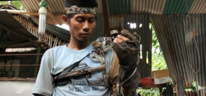 Genio que inventó un brazo biónico de chatarra considerado el Iron Man de Indonesia