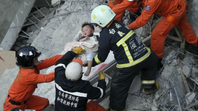 Más de cien personas siguen bajo los escombros tras fuerte sismo en Taiwán