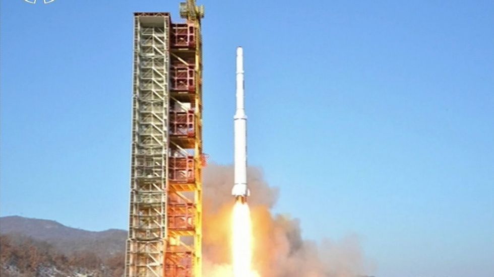 Corea del Norte lanza un misil de largo alcance para poner en órbita satétile
