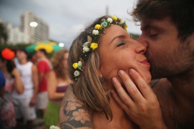 El zica atenta contra el besuqueo masivo en carnaval de Brasil