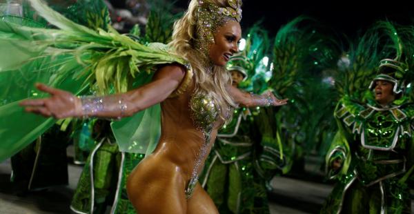 La samba y el erotismo destierran el miedo al zika en el Carnaval de Río de Janeiro