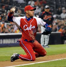 El principal astro cubano de beisbol huye de la concentración en Santo Domingo