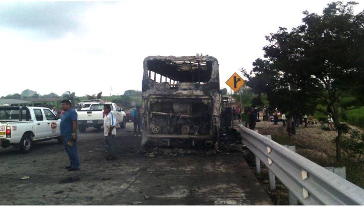 25 personas mueren calcinadas al chocar ómnibus y auto en carretera de México