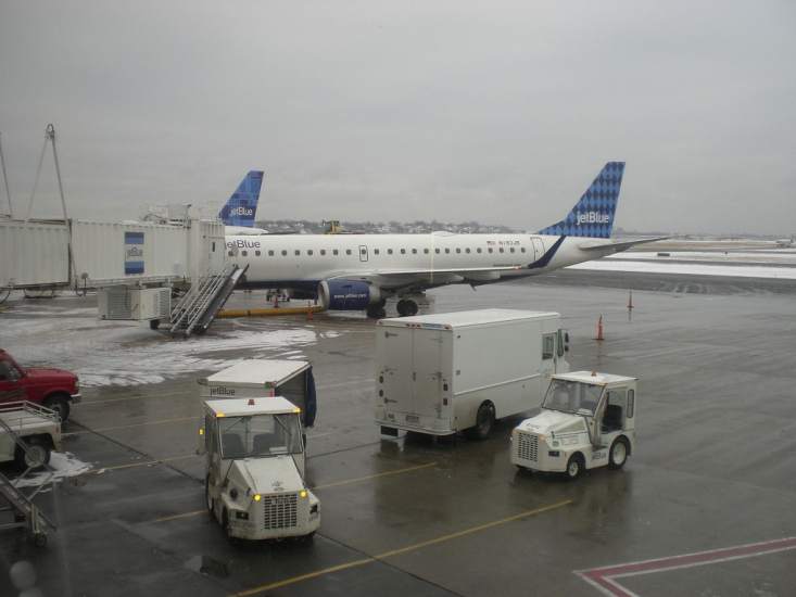 Camioneta choca contra avión en aeropuerto de Boston