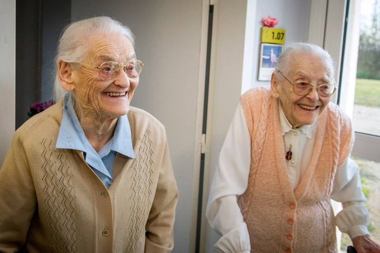 Hermanas gemelas francesas 'cumplen' 208 años de edad