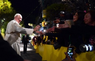 El papa saluda fieles en México al iniciar agenda marcada por violencia y pobreza
