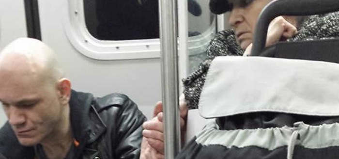 La tierna foto de una anciana tranquilizando a un extraño ha conmovido las redes