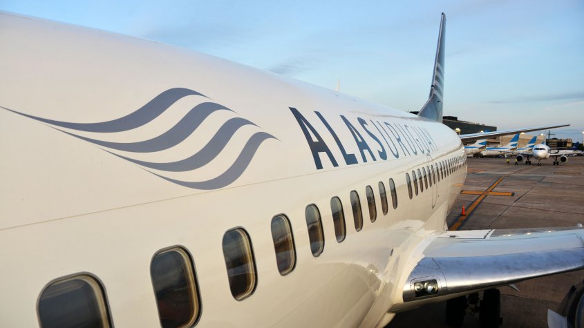 La aerolínea Alas Uruguay retoma el puente aéreo y llevará a la selección a Recife