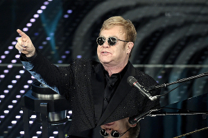 Elton John se lanza contra los Rolling Stones y los califica de "irrelevantes"