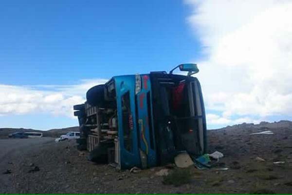 Vientos de 150 km/h vuelcan bus en Chile: hay 11 turistas heridos